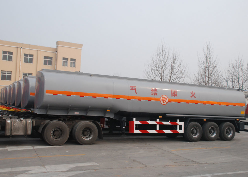 TITAN 45CBM tri - axle fuel diesel tank trailer 40 T for all kind of oil transportation supplier