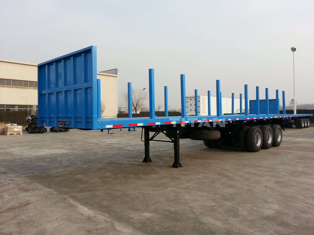 Tri axle 40ft flatdeck flatbed trailer with column TITAN vehicle
