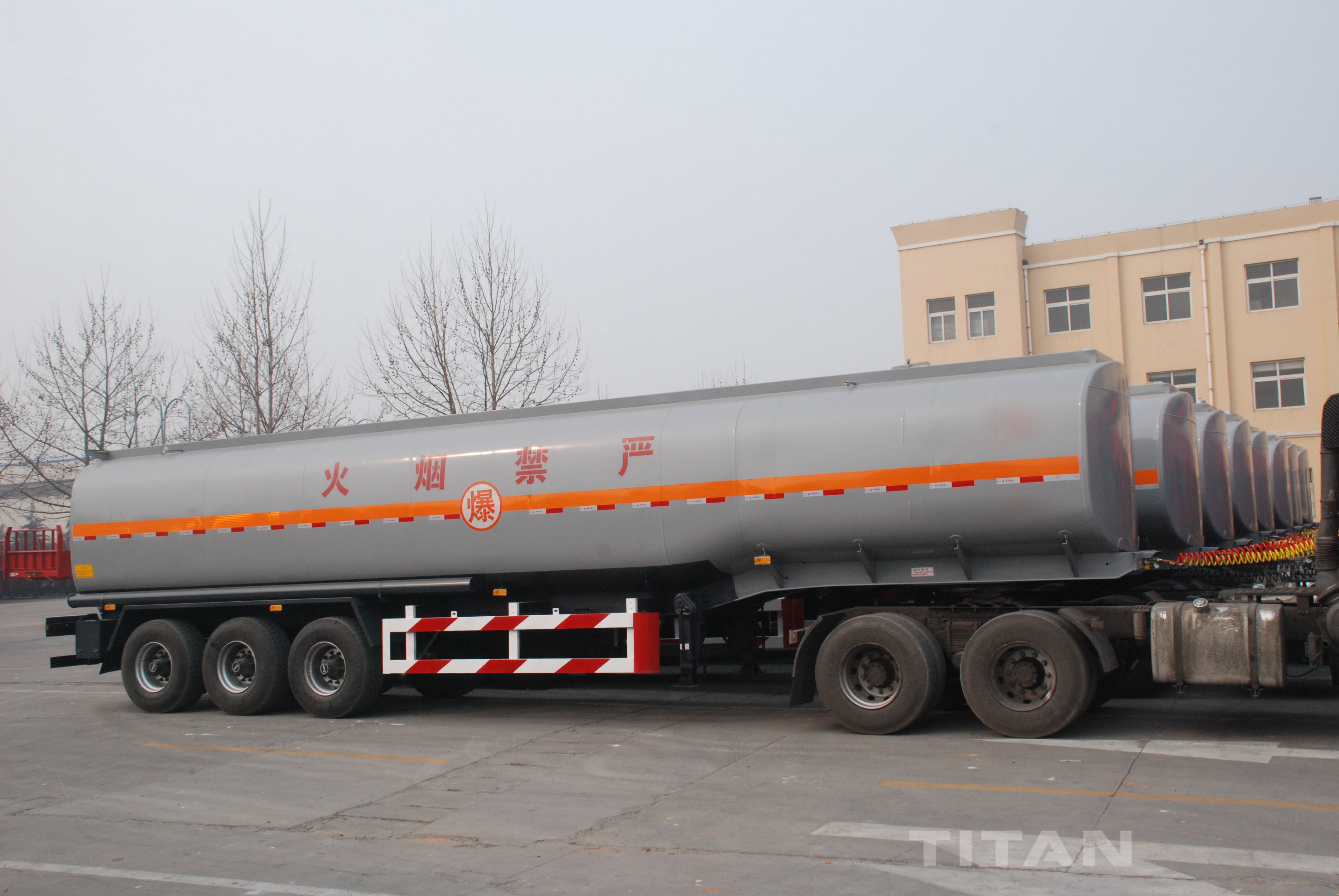 China Tri Axles 40000L Carbon Steel Fuel Crude Oil Diesel 